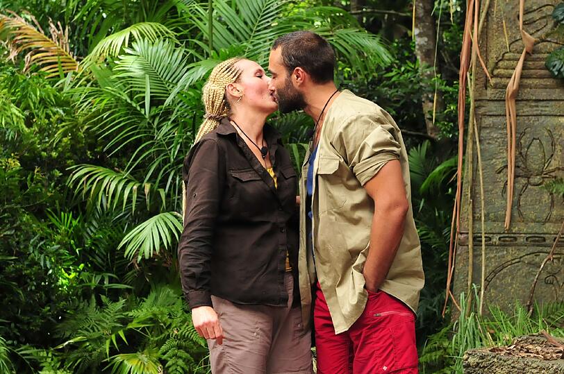 Dschungel-Duell 4 "Katakomben der Verzweiflung": Bei Helena Fürsts dritten und David Ortegas zweiten Duell-Teilnahme werden die Duellanten in Särgen festgezurrt und müssen zwischen u.a. Mehlwürmern, Ratten, Kakerlaken, Grillen und Fischabfällen die begehrten Sterne sammeln. Doch zunächst begrüßen die beiden sich.