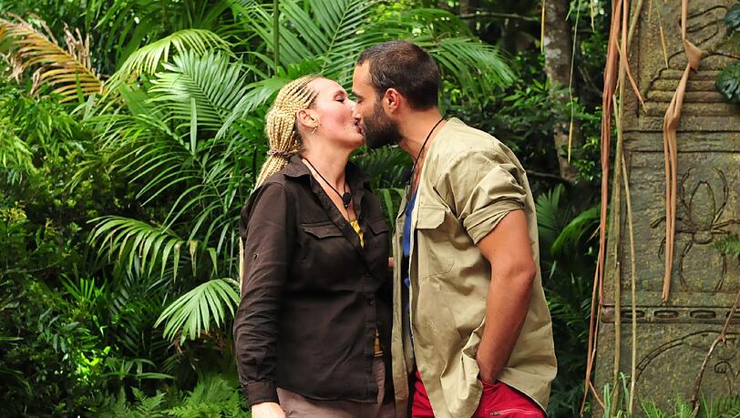 Dschungel-Duell 4 "Katakomben der Verzweiflung": Bei Helena Fürsts dritten und David Ortegas zweiten Duell-Teilnahme werden die Duellanten in Särgen festgezurrt und müssen zwischen u.a. Mehlwürmern, Ratten, Kakerlaken, Grillen und Fischabfällen die begehrten Sterne sammeln. Doch zunächst begrüßen die beiden sich. Dschungel-Duell 4 "Katakomben der Verzweiflung": Bei Helena Fürsts dritten und David Ortegas zweiten Duell-Teilnahme werden die Duellanten in Särgen festgezurrt und müssen zwischen u.a. Mehlwürmern, Ratten, Kakerlaken, Grillen und Fischabfällen die begehrten Sterne sammeln. Doch zunächst begrüßen die beiden sich.