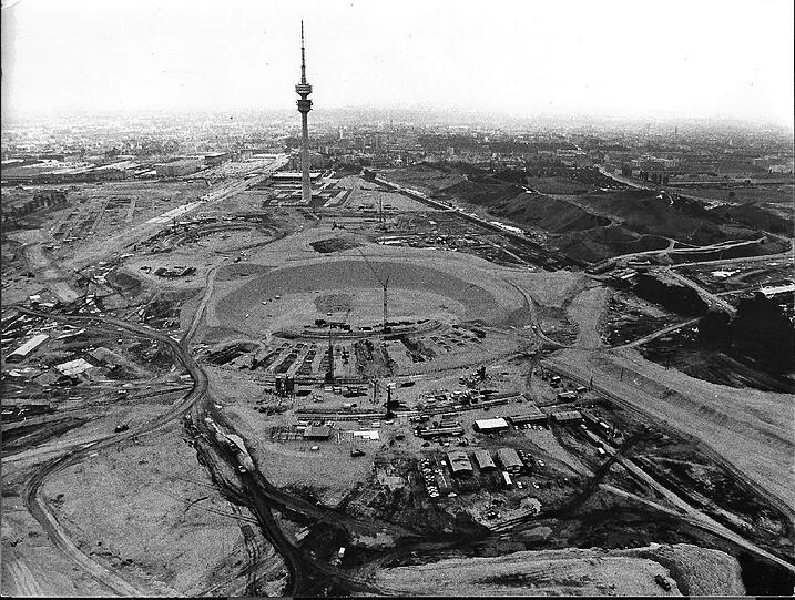 Der Fernsehturm steht längst, der Rest ist noch eine riesige Baustelle. Das Oberwiesenfeld wird ganz langsam zum Olympiapark.