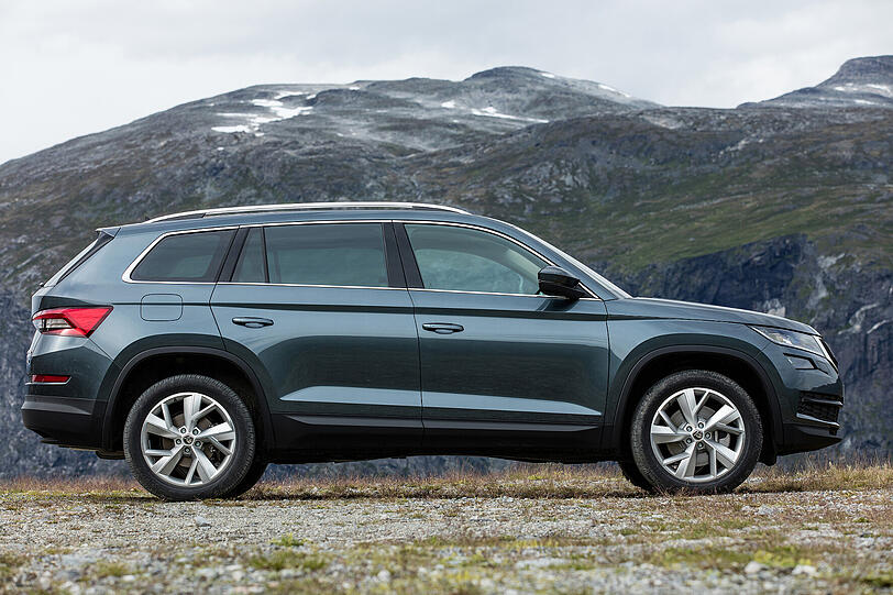 Markant geschnittene Seitenlinien, kurze Überhänge und langer Radstand: Dem Kodiaq sieht man sein üppiges Platzangebot schon von außen an.