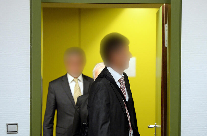 Auf dem Weg in den Gerichtssaal: Der ehemalige Bosch-Mitarbeiter Udo H. (r) und Muzaffer S. sind wegen Untreue angeklagt.
