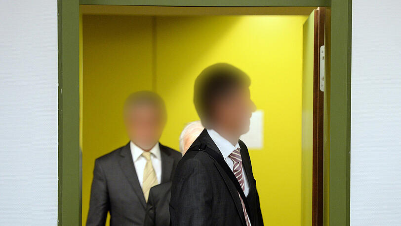 Auf dem Weg in den Gerichtssaal: Der ehemalige Bosch-Mitarbeiter Udo H. (r) und Muzaffer S. sind wegen Untreue angeklagt. Auf dem Weg in den Gerichtssaal: Der ehemalige Bosch-Mitarbeiter Udo H. (r) und Muzaffer S. sind wegen Untreue angeklagt.