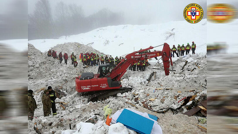 Italienische Rettungskräfte vom "Corpo Nazionale Soccorso Alpino e Speleologico" bei Bergungsarbeiten am Hotel Rigopiano in Farindola, das durch eine Lawine verschüttet wurde.