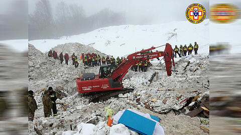 Italienische Rettungskräfte vom "Corpo Nazionale Soccorso Alpino e Speleologico" bei Bergungsarbeiten am Hotel Rigopiano in Farindola, das durch eine Lawine verschüttet wurde.