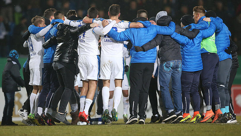 So feierten die Sportfreunde Lotte ihren 2:0-Erfolg gegen den TSV 1860 und den Einzug ins Viertelfinale des DFB-Pokals. So feierten die Sportfreunde Lotte ihren 2:0-Erfolg gegen den TSV 1860 und den Einzug ins Viertelfinale des DFB-Pokals.