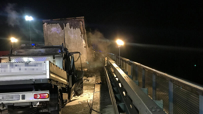 Im Kleinlaster verbrennen zwei Menschen nach dem Auffahrufall auf der A6. Die Bilder der Nacht.