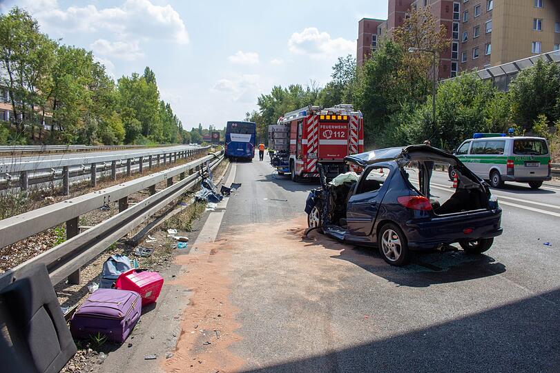 Der Pkw wurde komplett zerstört, sowohl die Fahrerin als auch der Fahrer erlitten schwere Verletzungen. Auch viele Insassen im Bus wurden verletzt. Die Bilder vom Unfallort auf der A73 bei Nürnberg.