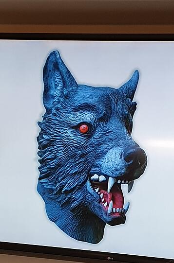 So ähnlich könnte die Maske aussehen, die der Unbekannte getragen hat. Die Polizei sucht Zeugen.