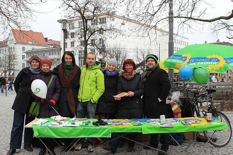 Der Infostand zum Thema "Ernahrung, Agrarwende und Massentierhaltung" des Grünen-Ortsverbands am Rotkreuzplatz. Von links: Anna Hanusch, Heidi Schiller, Anne Franke, Marcus Freyer, Katharina Schulze, Gisela Sengl und Alexander Konig.