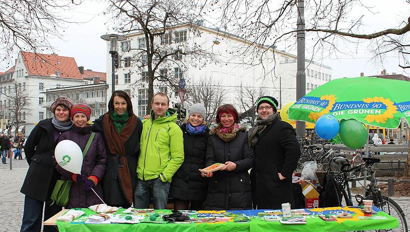 Der Infostand zum Thema "Ernahrung, Agrarwende und Massentierhaltung" des Grünen-Ortsverbands am Rotkreuzplatz. Von links: Anna Hanusch, Heidi Schiller, Anne Franke, Marcus Freyer, Katharina Schulze, Gisela Sengl und Alexander Konig. Der Infostand zum Thema "Ernahrung, Agrarwende und Massentierhaltung" des Grünen-Ortsverbands am Rotkreuzplatz. Von links: Anna Hanusch, Heidi Schiller, Anne Franke, Marcus Freyer, Katharina Schulze, Gisela Sengl und Alexander Konig.