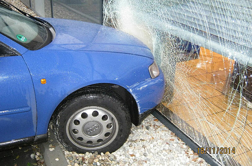 Eine 88-Jährige ist mit ihrem Auto in die Scheibe eines Supermarktes gebrettert.