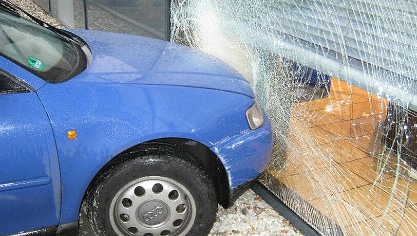 Eine 88-Jährige ist mit ihrem Auto in die Scheibe eines Supermarktes gebrettert. Eine 88-Jährige ist mit ihrem Auto in die Scheibe eines Supermarktes gebrettert.