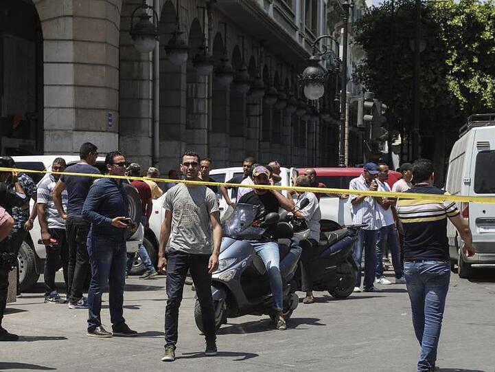 In der tunesischen Hauptstadt Tunis sind bei zwei Selbstmordanschlägen mindestens neun Menschen verletzt worden.