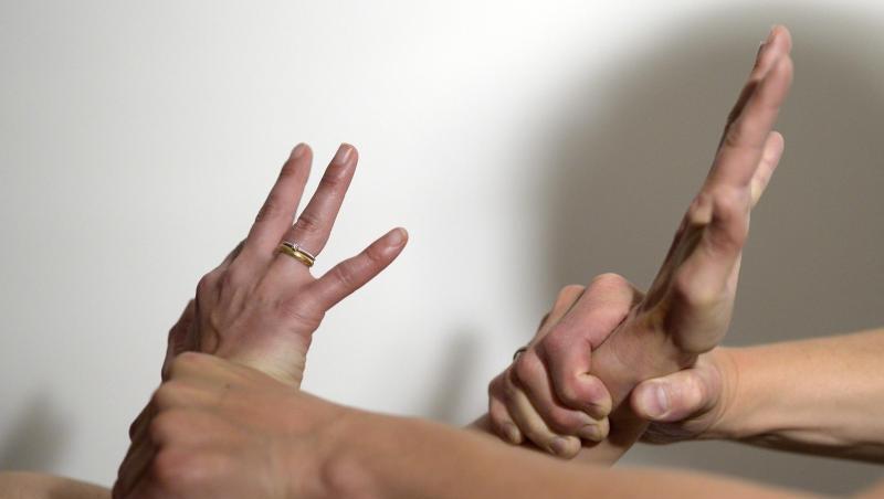 Die Arme eines Mannes (r) halten mit Gewalt die Arme einer Frau fest. Foto: Maurizio Gambarini/dpa/Symbolbild Die Arme eines Mannes (r) halten mit Gewalt die Arme einer Frau fest. Foto: Maurizio Gambarini/dpa/Symbolbild