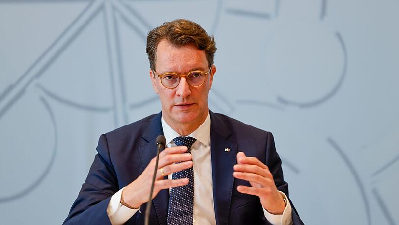 Nordrhein-Westfalens Ministerpräsident Hendrik Wüst (CDU) verlangt angesichts der erwarteten Steuerausfälle für Länder und Kommunen durch das geplante Investitionspaket des Bundes Kompensationen.