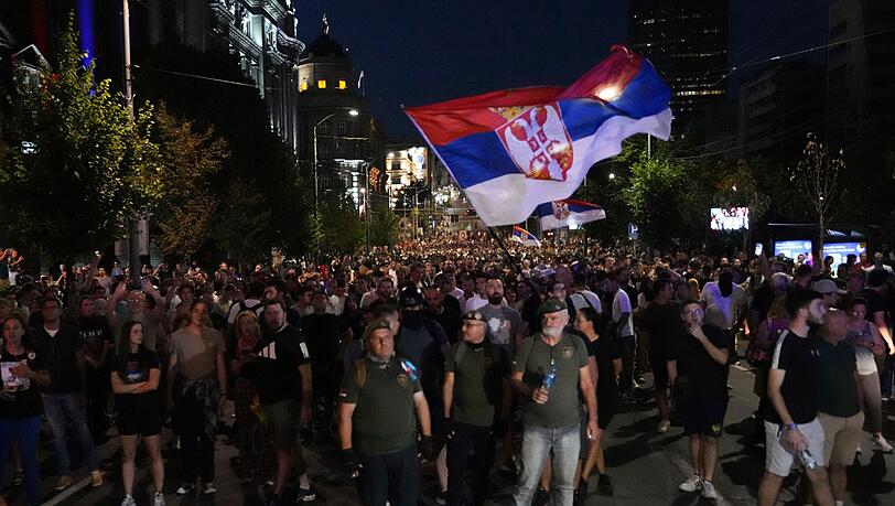 Am Rande der Proteste gegen den serbischen Präsident Vucic kam es die dritte Nacht in Folge zu Ausschreitungen. (Archivbild)