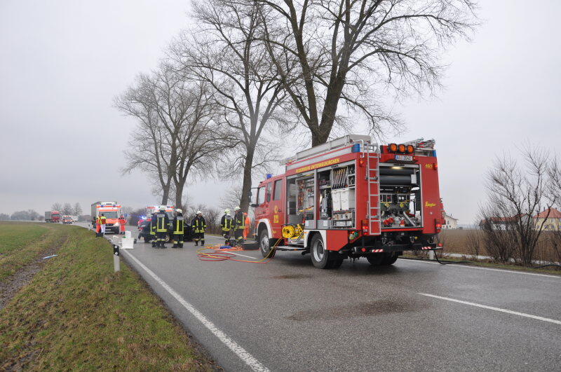Am Donnerstagmorgen kam es auf der B299 zwischen Altötting und Unterneukirchen zu einem schweren Verkehrsunfall. Der Fahrer eines BMWs überholte mehrere Fahrzeuge und kam dabei ins schleudern. Daraufhin kollidierte das Fahrzeug mit einem Kleintransporter. Dieser erfasse den BMW seitlich auf der Fahrerseite.

Der Fahrer des erlag sofort seinen Verletzungen. Der Fahrer des Transporters wurde mit leichten Verletzungen ins Krankenhaus gebracht.
