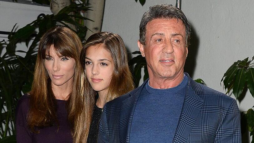 Familienfoto mit Model? Sylvester Stallone, Tochter Sistine und Gattin Jennifer Flavin (v.r.n.l.) Familienfoto mit Model? Sylvester Stallone, Tochter Sistine und Gattin Jennifer Flavin (v.r.n.l.)