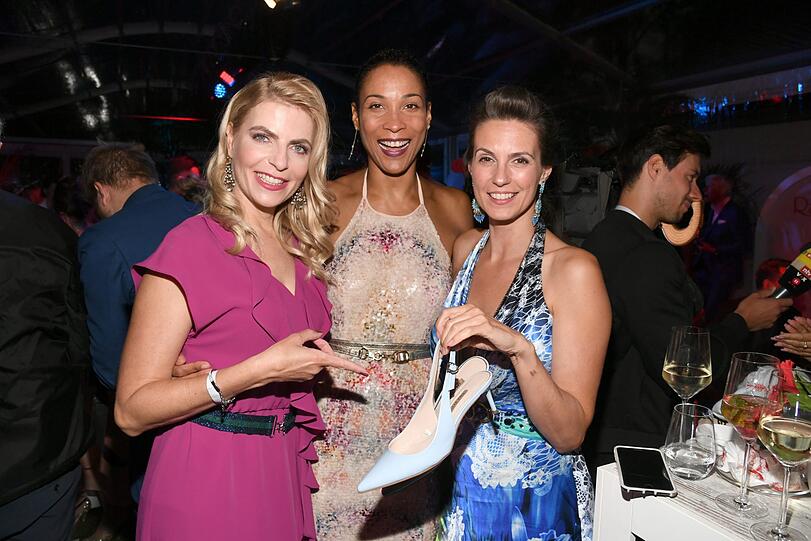 Tanja Buelter mit Annabelle Mandeng und Katrin Wrobel