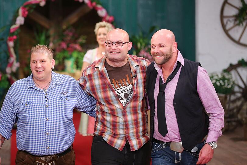Schweinebauer Michael (Mitte) und seine potenziellen Herzbuben Michael und Björn