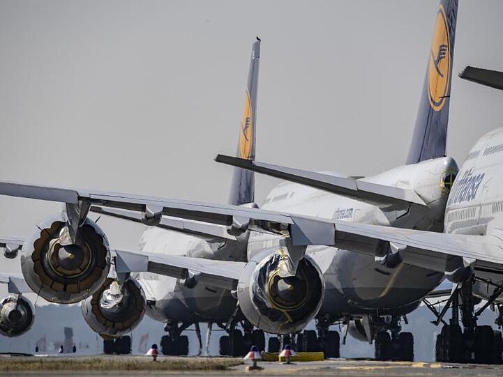 Die Bundesregierung berät mit der Lufthansa in der Corona-Krise eine mögliche Staatsbeteiligung.