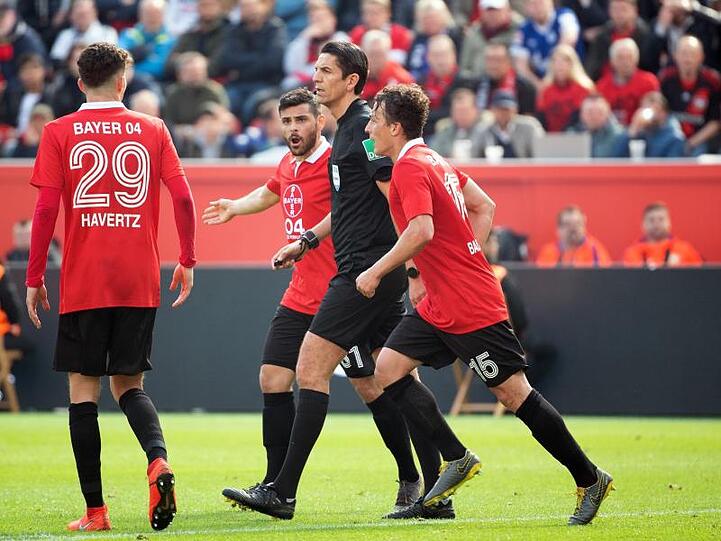 Schiedsrichter Denis Aytekin (2.v.r) wurde von Bayer Leverkusen für seine Entscheidungen kritisiert.