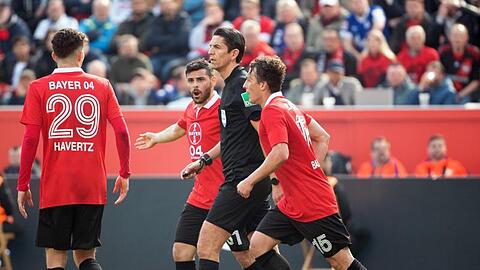 Schiedsrichter Denis Aytekin (2.v.r) wurde von Bayer Leverkusen für seine Entscheidungen kritisiert.