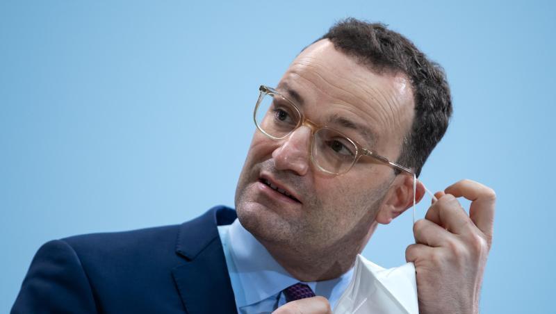 Jens Spahn: "Unser Ziel ist, dass es noch vor Weihnachten eine Zulassung gibt und dass wir dann auch noch in diesem Jahr beginnen können zu impfen".