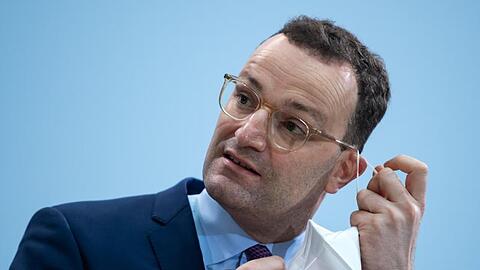 Jens Spahn: "Unser Ziel ist, dass es noch vor Weihnachten eine Zulassung gibt und dass wir dann auch noch in diesem Jahr beginnen können zu impfen".
