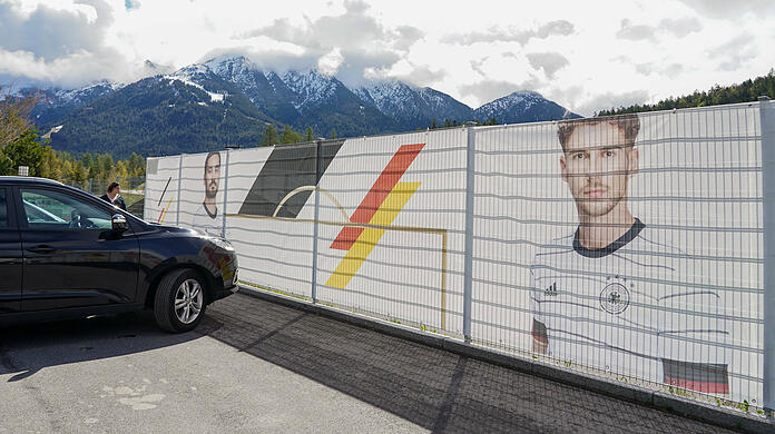 Am Trainingsgelände in Seefeld sieht man ihn schonmal, den Auftakt wird Leon Goretzka allerdings verpassen.