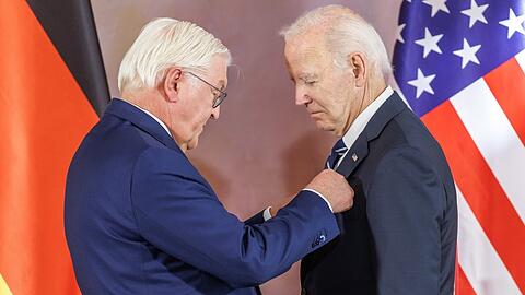 Bundespräsident Steinmeier zeichnet US-Präsident Biden mit der höchsten deutschen Ehrung, der Sonderstufe des Großkreuzes des Verdienstordens der Bundesrepublik Deutschland, aus.