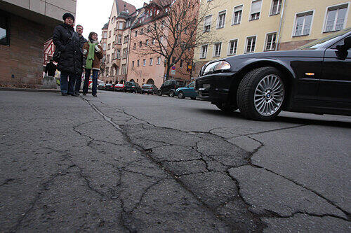 Mit Rissen fängt die Zerstörung an: Straßenschäden zeugen am Weinmarkt vom Werk des strengen Frostes.
