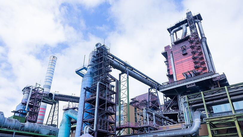 Bei Thyssenkrupp Steel in Duisburg soll eine neue Direktreduktionsanlage die Hochöfen 8 und 9 ersetzen. Die neue Anlage ist bereits in Bau. (Archivbild)