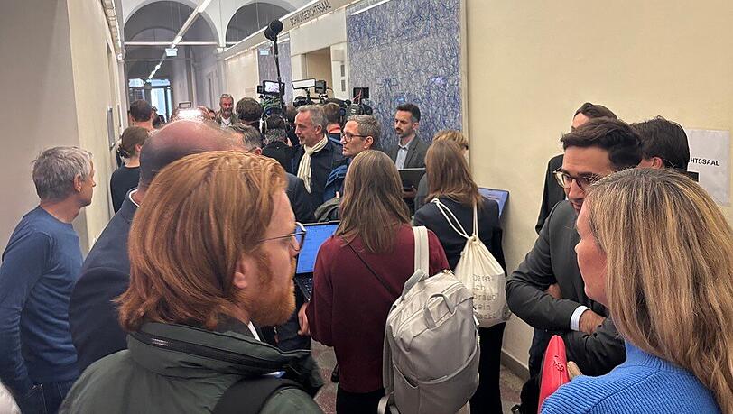 Warten auf Einlass: Die Schöffen haben sich zurückgezogen, vor der Tür harren die Prozessbeobachter aus. Warten auf Einlass: Die Schöffen haben sich zurückgezogen, vor der Tür harren die Prozessbeobachter aus.