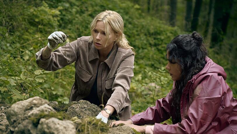 "Alpentod - Ein Bergland-Krimi: Alte Wunden": Eilig tragen Birgit Reincke (Veronica Ferres, l.) und Marie Sonnleitner (Salka Weber) Stein um Stein ab.