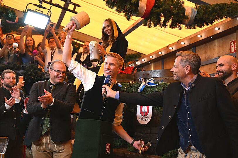 Zwei Schläge reichen: Oberbürgermeister Dominik Krause beim Anstich. Zwei Schläge reichen: Oberbürgermeister Dominik Krause beim Anstich.