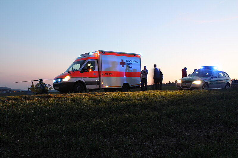 Am Mittwochabend ist es zwischen Peterskirchen und Tacherting zu einem schweren Unfall gekommen. Ein Motorrad-Fahrer ist beim Überholen mit einem entgegenkommenden PKW zusammengekracht. Durch die Wucht des Aufpralls wurde der 27-Jährige von seinem Motorrad geschleudert und dabei lebensbedrohlich verletzt. Er musste mit dem Hubschrauber ins Krankenhaus geflogen werden.
