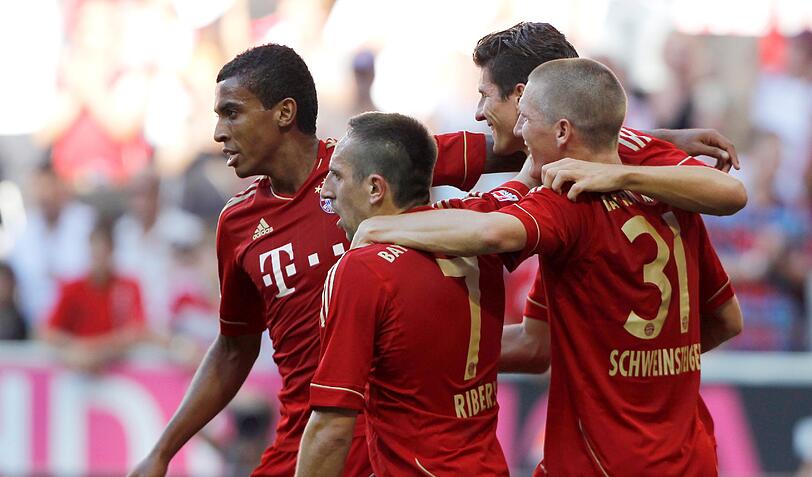 LUIZ GUSTAVO (l.): Das zuverlässige Uhrwerk der Bayern. Entschlossen und hart in jedem Zweikampf. Nach vorne mit einigen klugen Pässen. Könnte sich jedoch öfter mal etwas mehr zutrauen. Scheint von Heynckes aber eine Art Lucio-Doktrin auferlegt bekommen zu haben: Bloß nicht zu viel nach vorne rennen. Note: 2