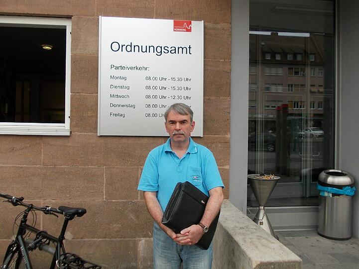 Erstmal neue Papiere beantragen - Gustl Mollath hatte gar keinen Pass mehr: Deswegen führte ihn sein Weg auch zum Einwohnermeldeamt.