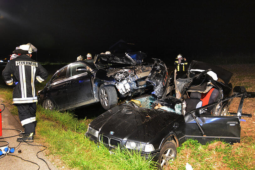 Horror-Crash bei Landshut. Die Bilder vom Rettungseinsatz.