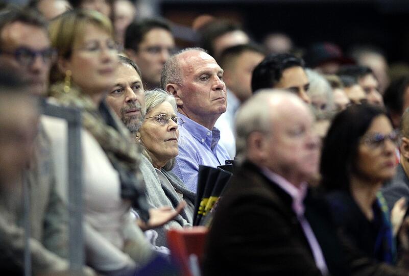 Am Sonntag feuerte Uli Hoeneß mal wieder die Bayern Basketballer im Audi Dome an. Eine Reihe davor sah Arjen Robben mit seiner Frau und den drei Kindern beim Basketball zu. Die Bilder!