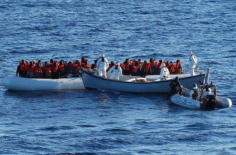Angeschwemmte Rettungswesten und Reste von Schlauchbooten. Erneut ist es im Mittelmeer zu einer Flüchtlingstragödie gekommen. Foto: EPA/ITALIAN NAVY PRESS OFFICE