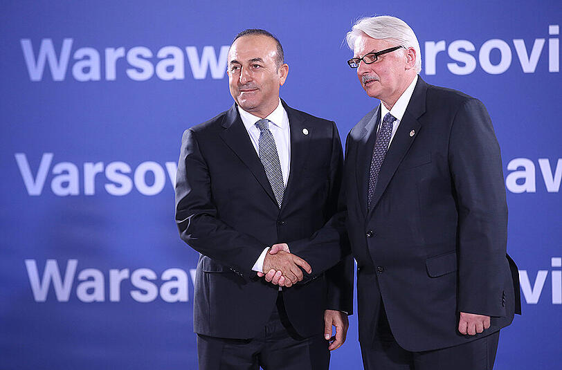 Der türkische Außenminister Mevlüt Cavasoglu (l.) stellt ein Ultimatum an die EU. Dies sei aber nicht als Drohung zu verstehen, so Cavusoglu.