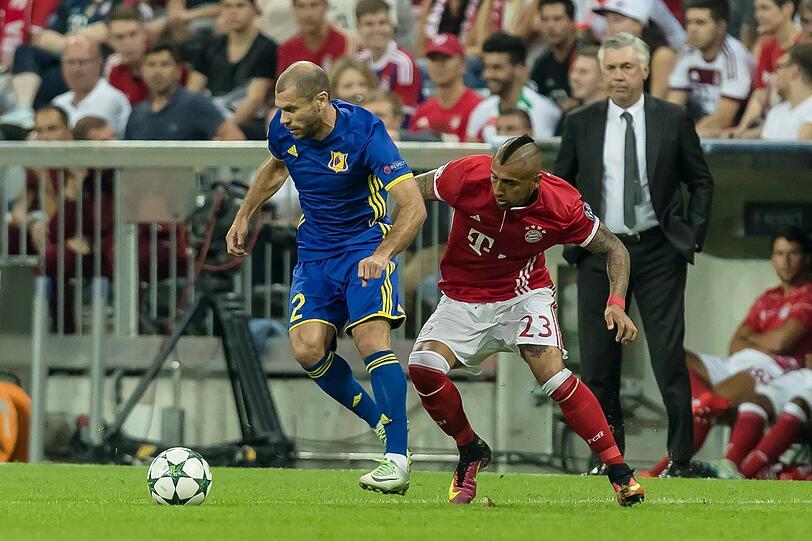 ARTURO VIDAL: NOTE 3.
Hätte den Elfmeter zum 1:0 auch gern geschossen, bekam deshalb von  
Müller was zu hören. Lenkte sein Temperament sonst in die richtigen  
Bahnen, traf die Latte (63.).