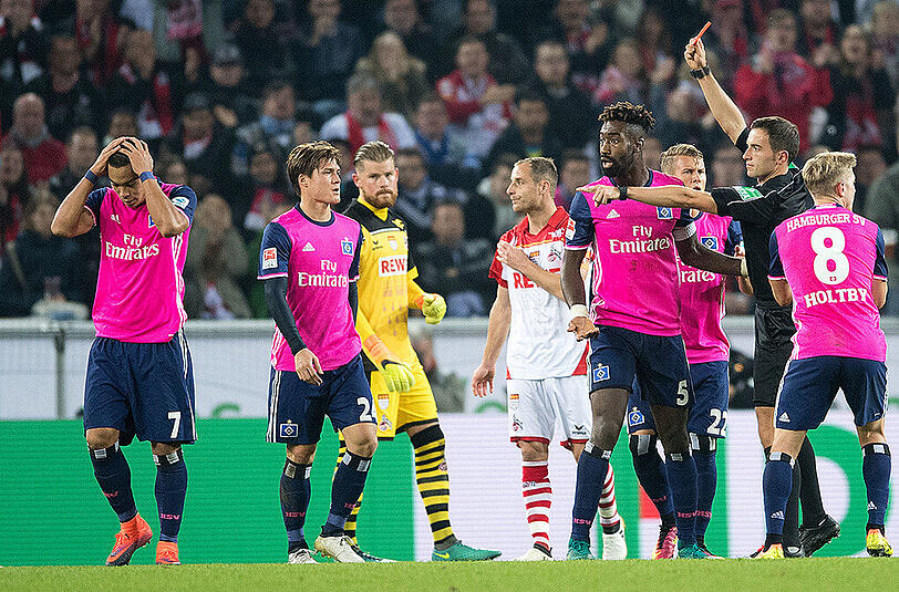 Schiedsrichter Benjamin Brand zeigt HSV-Stürmer Bobby Wood (links) die Rote Karte.