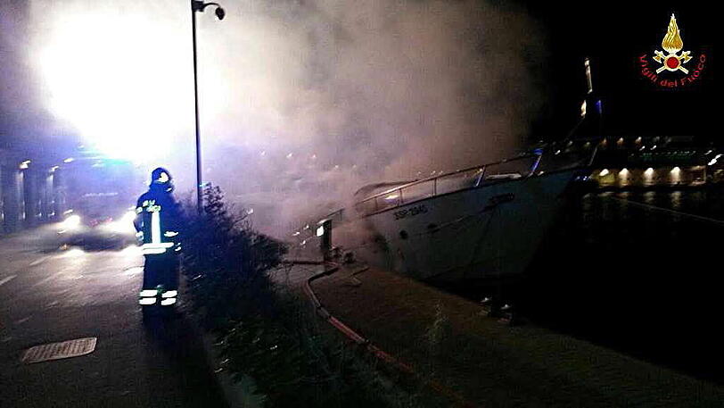 Löscharbeiten nach dem Brand auf der Jacht. Drei Deutsche sind in den Flammen ums Leben gekommen.