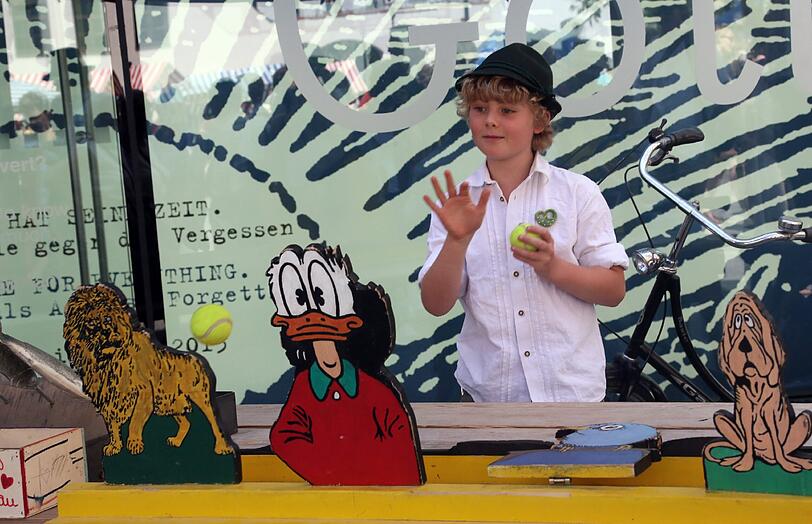 Severin, 9 Jahre alt, versucht mit Bällen, Figuren umzuwerfen.