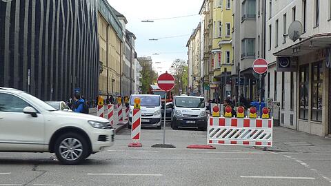 An der Ecke Theresienstraße ist die Einfahrt in die Luisenstraße gesperrt.