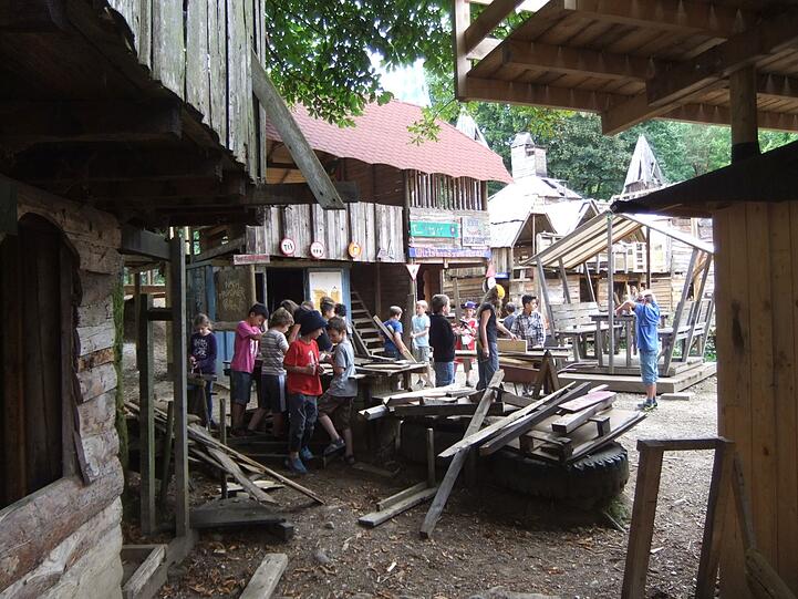 Maulwurfshausen exklusiv! Bei den BauProjektWochen bauen die Kinder intensiv am &bdquo;Dorf der Zukunft&ldquo;
