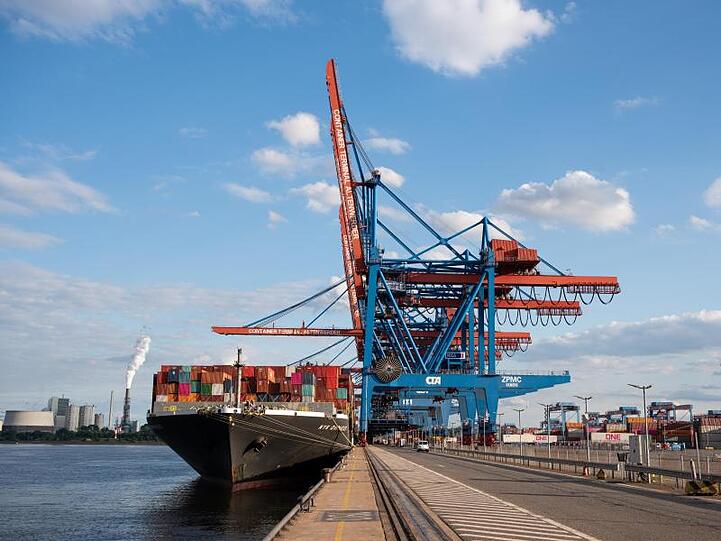 Ein Schiff am Container Terminal Altenwerder im Hamburger Hafen. Der deutsche Export ist wieder angezogen.